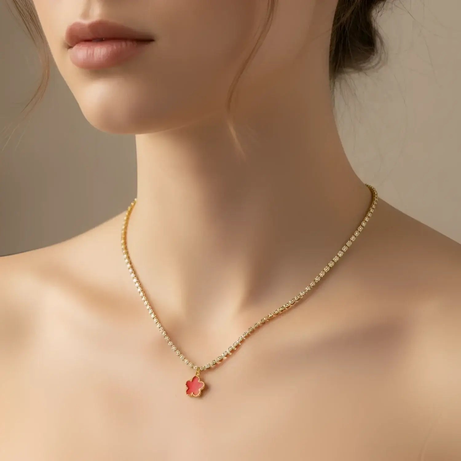 Collar tipo tenis con cristales y colgante de trébol rojo - collar delicado de oro