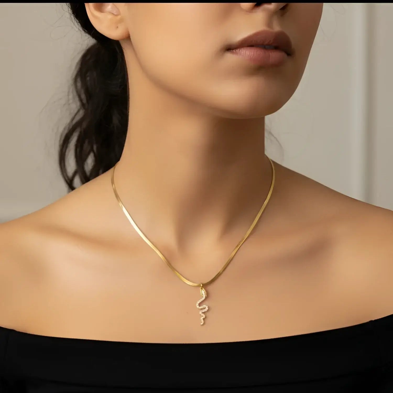 Collar Minimalista con Colgante de Serpiente de Cristal - Dorado - colgante dorado en forma de serpiente